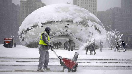 Das "Cloud Gate", eine öffentliche Skulptur des britischen Künstlers Anish Kapoor, ist das zentrale Kunstwerk des AT&amp;T-Platzes im Millennium Park von Chicago, Illinois. Am Montag ist "Die Bohne" erstmal zugeschneit. 