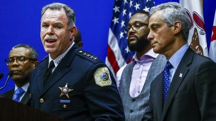 Der Bürgermeister von Chicago, Rahm Emanuel (r), hat den Polizeichef der Stadt, Garry McCarthy (l) entlassen.