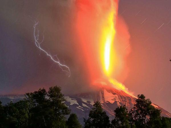 Ein Blitz über dem Vulkan Villarrica im Süden Chiles.