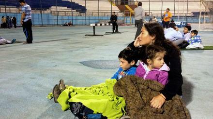 Diese Frau hat sich und ihre Kinder aus Furcht vor den Erdstößen in ein Sportstadion gebracht.