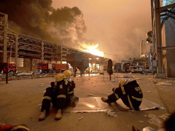 Der Brand in einer Chemiefabrik in Zhangzhou, China, stellt die Feuerwehr vor eine schwierige Aufgabe. 