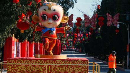 Ein tanzender Affe wartet im Ditan-Park in Peking auf den Beginn des Jahr des Affens. 