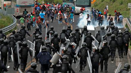 Auseinandersetzungen zwischen Polizisten und Studenten auf einer Straße zwischen Tixtla und Chilpancingo am Dienstag. 