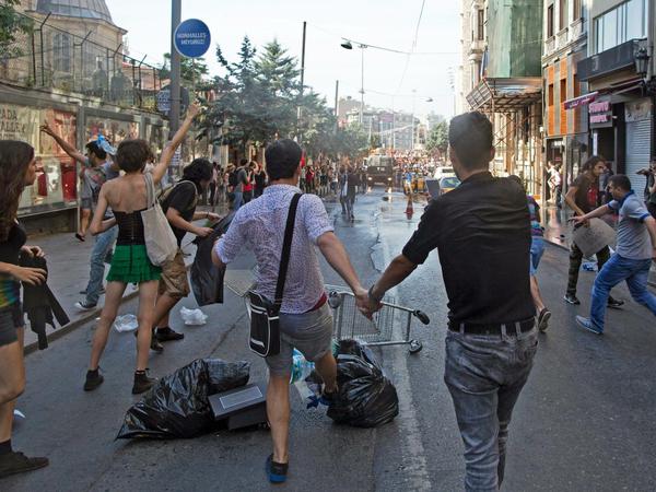 Das Ende der Schwulen- und Lesbenparade in Istanbul. Teilnehmer wehren sich gegen die gewaltsame Auflösung der "Gay Pride" durch die Polizei. 