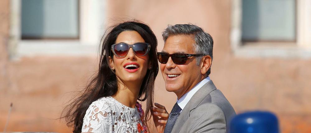 Alamuddin und George Clooney auf einem Boot.