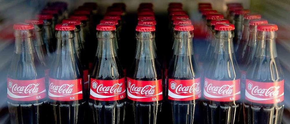 Solche Coca-Cola-Flaschen zu finden, ist derzeit schwierig. Namen wie "Thomas" und "Sabine" ersetzen den typischen Coca-Cola-Schriftzug.