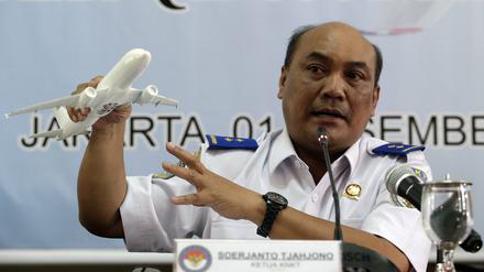 Soerjanto Tjahjono, der Chef des Komitees für Transportsicherheit, spricht mit einem Flugzeugmodel in der Hand auf einer Pressekonferenz in Jakarta am Dienstag. 