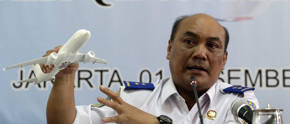 Soerjanto Tjahjono, der Chef des Komitees für Transportsicherheit, spricht mit einem Flugzeugmodel in der Hand auf einer Pressekonferenz in Jakarta am Dienstag. 