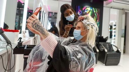 Unisexpreise sind beim Friseur eher die Ausnahme. Durchschnittlich 12,50 Euro zahlt eine Frau bei ihrem Friseurbesuch mehr.