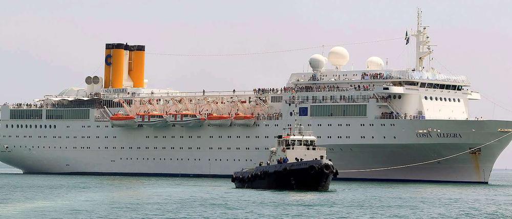 Das Kreuzfahrtschiff "Costa Allegra" wurde von Schleppern in den Hafen gebracht.