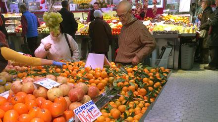 Clementinen, Kakis und Granatäpfel werden in der Markthalle von Valencia der "Mercado Central" zum Verkauf angeboten. Mit Orangen ist derzeit kaum ein Geschäft zu machen.