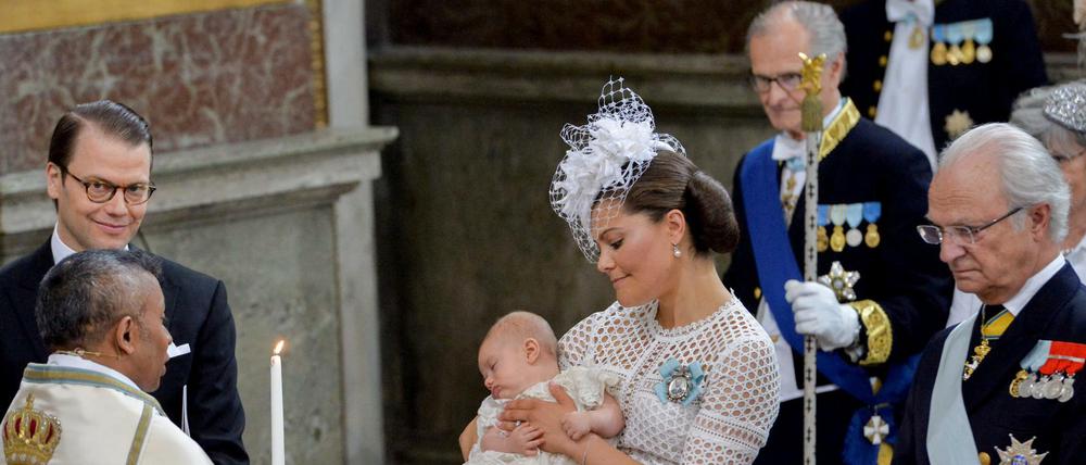 Kronprinzessin Victoria hält ihren Sohn Oscar, rechts steht ihr Vater König Carl Gustaf, links ihr Mann Prinz Daniel. 