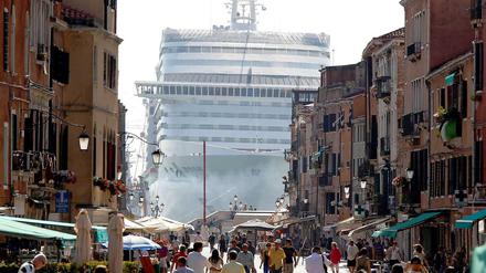 Alptraum für die Bewohner. Ein Kreuzfahrtschiff nach dem anderen steuert Venedig an.