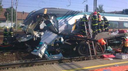 In Tschechien ist ein Schnellzug mit einem Lastwagen zusammengestoßen - Zwei Menschen starben. 