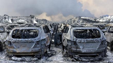 Nach dem Inferno: Die Explosionen zerstörten Autos und Gebäude.