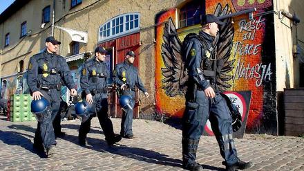 Dänische Polizisten in einer Straße des „Freistaat Christiania“ in Kopenhagen. 