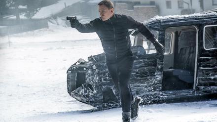 Daniel Craig als James Bond in einer Szene des Kinofilms "Spectre" in Obertilliach. Zum Dreh kam er per Helikopter. Der Film kommt am 5. November 2015 in die deutschen Kinos. 