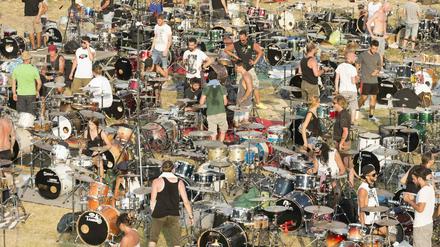 Musiker bereiten sich am 26.07.2015 im norditalienischen Cesena vor, um gemeinsam den Song "Learn to fly" der Foo Fighters zu spielen.