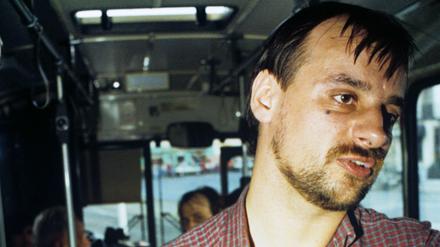 Der Entführer Dieter Degowski steht am 17.08.1988 in einem gekaperten Bus in Bremen.