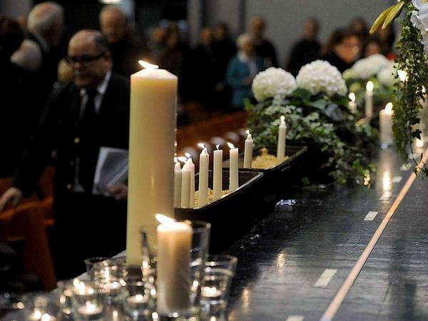 Zahlreiche Kerzen werden am 01.02.2015 von Bürgern auf der Bühne des Kleinen Theaters in Delmenhorst (Niedersachsen) anlässlich der Andacht für die Opfer eines ehemaligen Krankenpflegers am Klinikum Delmenhorst entzündet. 