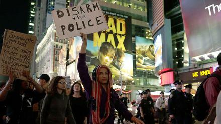 "Disarm the Police" (Entwaffnet die Polizei) steht auf diesem Schild eines Demonstranten in New York am Mittwoch. 