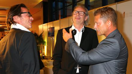 "Und so hab ich dem M´Barek eine gewatsch", scheint Till Schweiger den Regisseuren-Kollegen Oscar Roehler (l) und Leander Haussmann (m) hier zu erzählen. So vermutlich nicht geschehen bei der Verleihung des "Deutschen Filmpreis 2015" im Palais am Funkturm Messe Berlin.