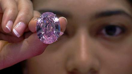 Bei Auktionen in der Schweiz werden für große Steine gerade hohe zweistellige Millionenbeträge gezahlt. Zuletzt wurden fast 62 Millionen Euro für eine seltenen rosafarbenen Diamanten gezahlt. 