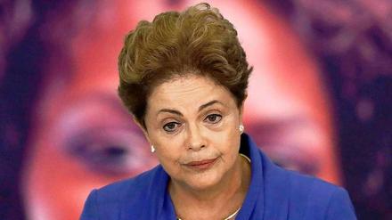 Die brasilianische Präsidentin Dilma Rousseff bei ihrer Rede im brasilianischen Fernsehen am Sonntag. Zeitgleich kam es zu Demonstrationen im ganzen Land. 