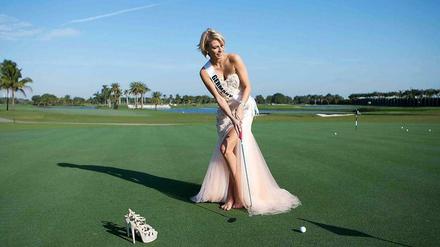 Auch beim Golfen eine gute Figur: Die Leipzigerin Josefin Donat (20), Kandidatin zur „Miss Universe“.