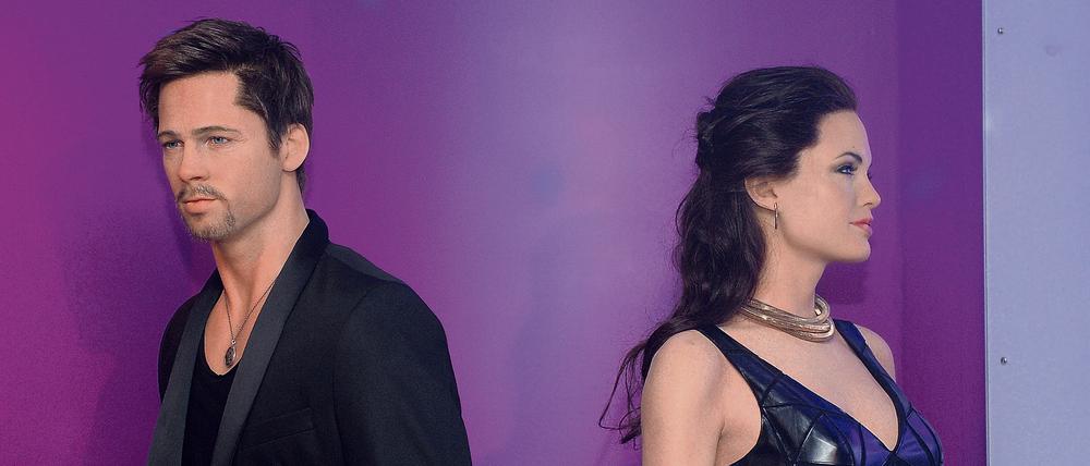 Die Wachsfiguren der US-amerikanischen Schauspieler Angelina Jolie und Brad Pitt im Berliner Madame Tussauds und kehren einander den Rücken zu.