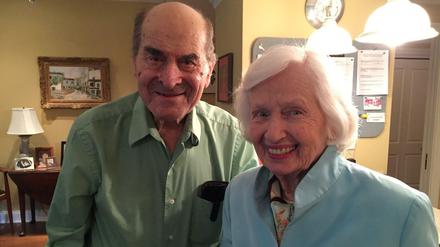 Dr. Henry Heimlich (96) und die von ihm gerettete Patty Ris (87) in ihrem Altenheim. 