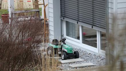 Ein Spielzeugtraktor steht vor einem Haus in Kirchehrenbach (Bayern). In dem Einfamilienhaus in Oberfranken sind drei Leichen gefunden worden. Dabei handelt es sich nach Angaben der Ermittler um eine Frau und zwei Kinder.