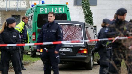 Ein Leichenwagen fährt am Dienstag in Bergheim (Nordrhein-Westfalen) zu einem Tatort. In einem Schwimmbad in Bergheim bei Köln sind drei tote Menschen gefunden worden.