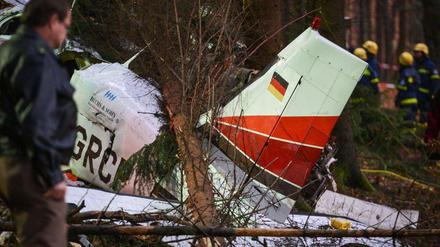 Die Überreste des abgestürzten Flugzeugs.