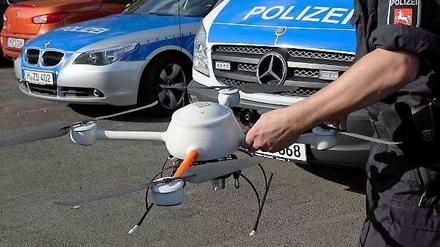 Ein Polizist in Hannover "verhaftet" eine Drohne. Dürfen diese unbemannten Flugobjekte bald nicht mehr ohne Führerschein gesteuert werden?