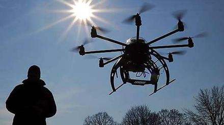 Wer lässt die Drohnen fliegen am Himmel über Paris?