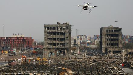 Die Ausmaße der Explosionen in der chinesischen Stadt Tianjin sind auf einem Drohnenbild am Montag zu sehen. 