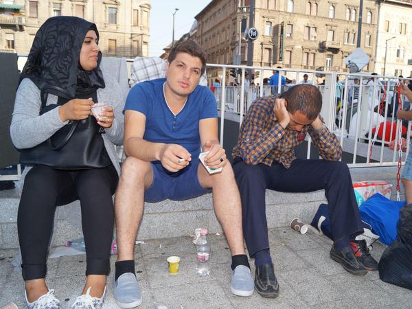 Zeinab, Mohammed und die anderen Jungs haben sich tagsüber in der Menge am Keleti-Bahnhof versteckt. 