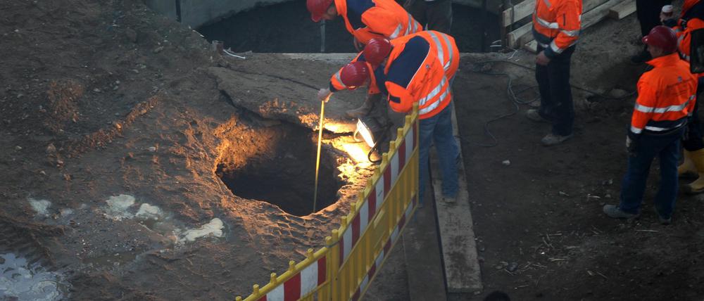 Bei Bauarbeiten wurde ein trichterförmiges Loch sichtbar.