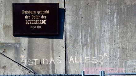 "Ist das alles?" steht unter der Gedenktafel für die Opfer der Katastrophe im vergangenen Jahr. Die Duisburger sind vor allem verärgert über ihren Bürgermeister, der sich ihrer Meinung nach seiner Verantwortung entzieht.