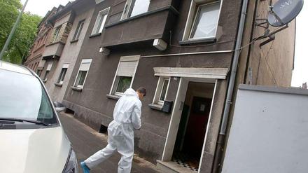 Ein Mann von der Spurensicherung betritt in Duisburg das Haus mit dem Toten.