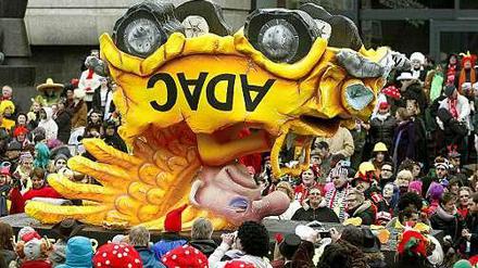 Der Düsseldorfer Karneval ist bekannt für seine derben Themenwagen, wie hier 2014 zum ADAC-Skandal. Vor einem Rosenmontagswagen zu den Anschlägen auf die Satirezeitschrift "Charlie Hebdo" in Frankreich schrecken die Veranstalter jedoch noch zurück.