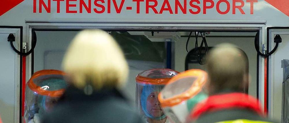 Ein an Ebola erkrankter Patient wird am 3. Oktober mit einem speziellen Krankenwagen zur Isolierstation der Uniklinik in Frankfurt am Main gebracht.