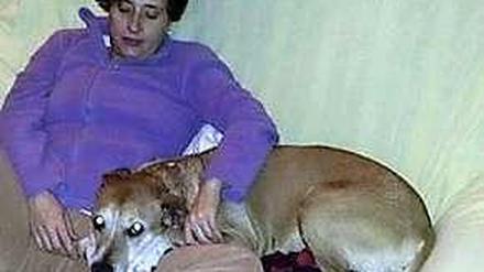 Die an Ebola erkrankte spanische Krankenpflegerin mit ihrem Hund Excalibur, der eingeschläfert werden soll.