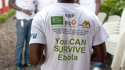 "Man kann Ebola überleben". Doch zunächst, sagt die WHO selbstkritisch, habe man viel zu langsam reagiert auf den Ausbruch der Seuche.