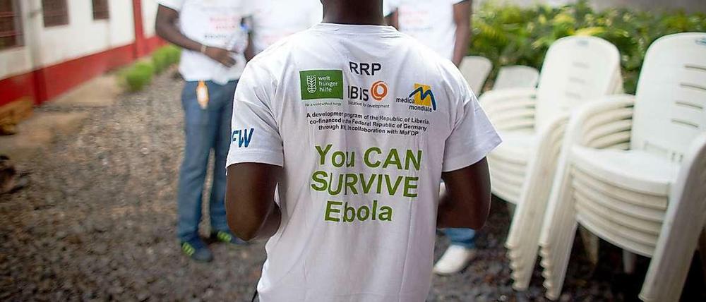 "Man kann Ebola überleben". Doch zunächst, sagt die WHO selbstkritisch, habe man viel zu langsam reagiert auf den Ausbruch der Seuche.