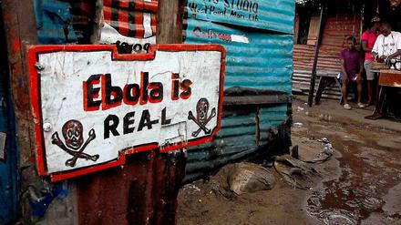 "Ebola is real" steht auf einem Schild in Liberia. Das Virus ist nach wie vor nicht unter Kontrolle. 