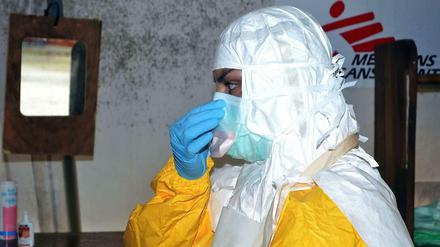 Hilfsorganisationen wie "Ärzte ohne Grenzen" tun in der Ebola-Krise das, was sie häufig tun: die Arbeit afrikanischer Regierungen. 