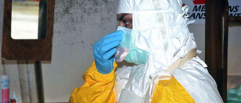 Hilfsorganisationen wie "Ärzte ohne Grenzen" tun in der Ebola-Krise das, was sie häufig tun: die Arbeit afrikanischer Regierungen. 