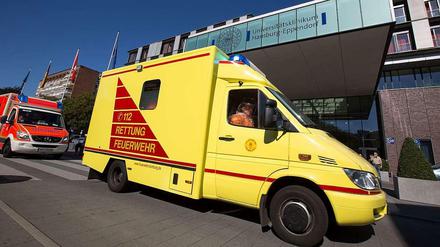 Alarm in Hamburg: Ein besonderer Rettungswagen hat den Ebola-Patienten am Flughafen abgeholt.